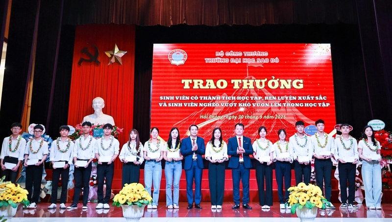 Trường Đại học Sao Đỏ trao thưởng cho sinh viên có thành tích học tập xuất sắc. Ảnh: S.Đ