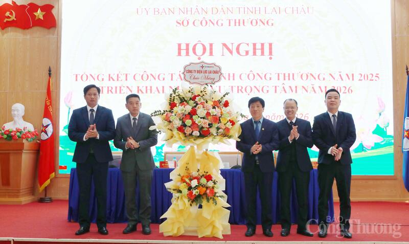 Giám đốc PC Lai Châu Trần kim Long chúc mừng những kết quả ấn tượng của Sở Công Thương trong năm 2025.
