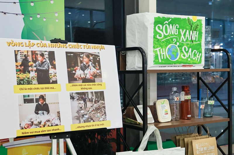 Góc trưng bày “Giải pháp tiêu dùng Xanh” giúp người dân dễ dàng lựa chọn giải pháp bền vững cho gia đình. Ảnh: Ngọc Thảo