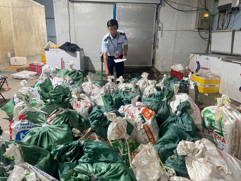 Vấn nạn hàng nhập lậu, hàng không rõ nguồn gốc, xuất xứ đang diễn biến phức tạp khiến công tác kiểm tra, giám sát của các cơ quan chức năng gặp nhiều khó khăn. Ảnh: Mạnh Cương - Đội QLTT số 9.