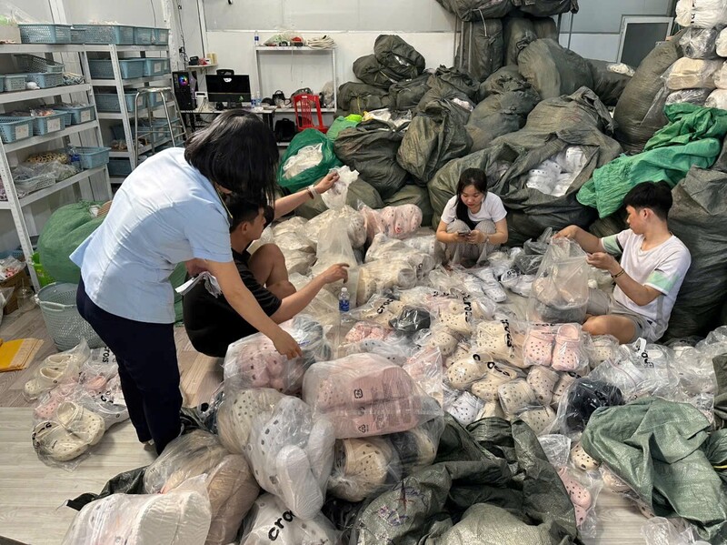 Đấu tranh phòng chống sản xuất, buôn bán hàng giả, xâm phạm quyền sở hữu trí tuệ là nhiệm vụ khó khăn, phức tạp, lâu dài, đòi hỏi sự nỗ lực của các cấp, các ngành, các lực lượng chức năng và sự tham gia tích cực của toàn xã hội. Ảnh: Mạnh Cương - Đội QLTT số 9.