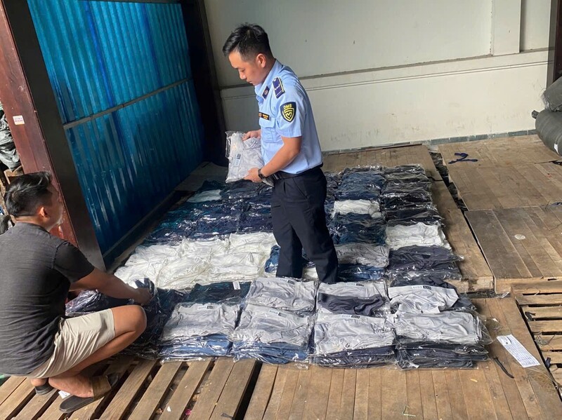 Doanh nghiệp, cần chủ động thực hiện các biện pháp phòng, chống hàng giả, hàng nhái. Ảnh: Mạnh Cương - Đội QLTT số 9.