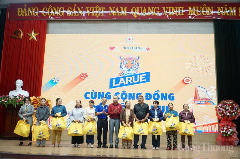 Trao tặng phiếu mua hàng và quà cho các hộ nghèo phường Hòa Khánh, phường Liên Chiểu.