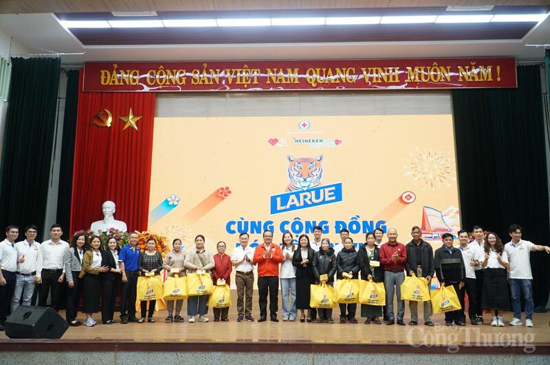 Các tổ chức chung tay cùng Hội Chữ thập đỏ TP. Đà Nẵng chăm lo Tết cho người nghèo phường Hòa Khánh, phường Liên Chiểu.