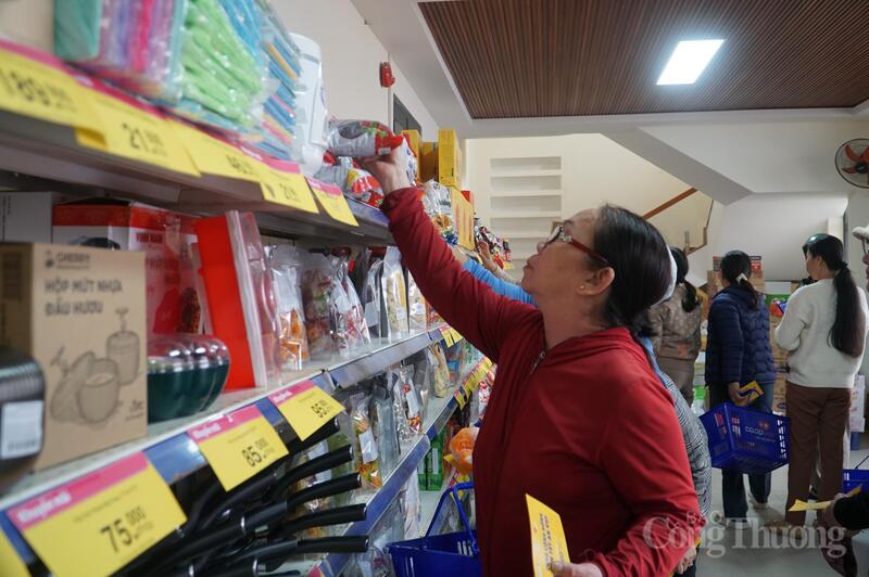 Người dân tự lựa chọn các sản phẩm với nhu cầu tiêu dùng của gia đình.