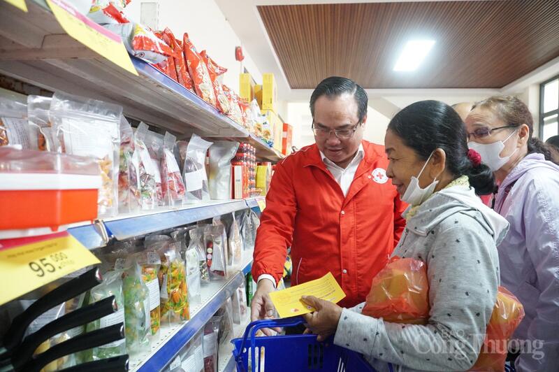 Phó Chủ tịch Trung ương Hội chữ thập đỏ Việt Nam Vũ Thanh Lưu thăm hỏi người dân mua hàng tại chợ Tết.