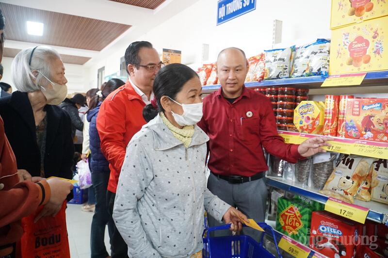 Mỗi hộ nghèo tại phường Hòa Khánh, phường Liên Chiểu được trao tăng phiếu mua hàng 800.000 đồng để mùa hàng hóa tại chợ Tết nhân ái năm 2026.