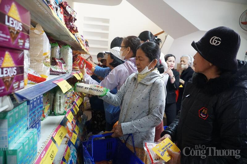 Chợ Tết nhân ái mang xuân đến sớm với các hộ nghèo khu vực phía Bắc TP. Đà Nẵng.