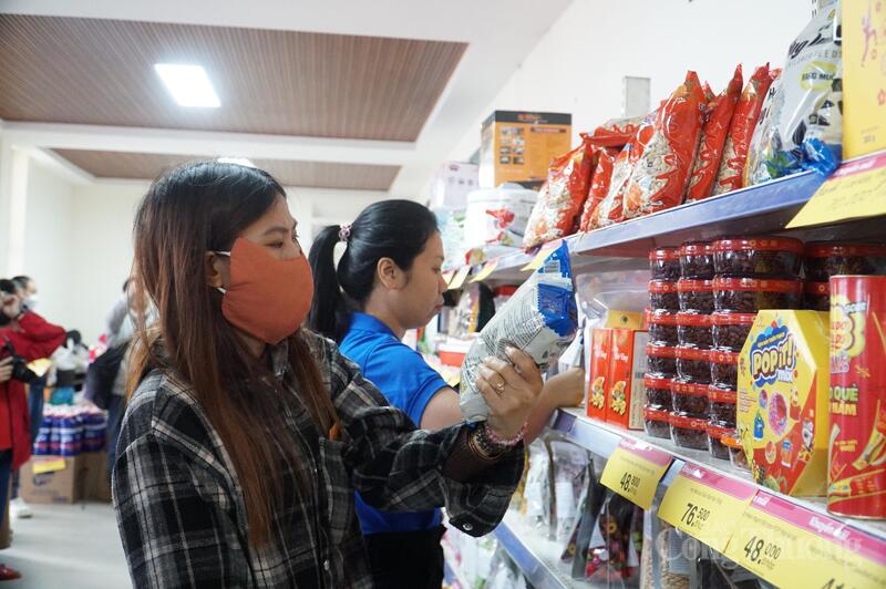 Khu vực quầy hàng bánh, keo, mứt và các loại hạt được nhiều hộ dân ưu tiên lựa chọn để mua sắm.