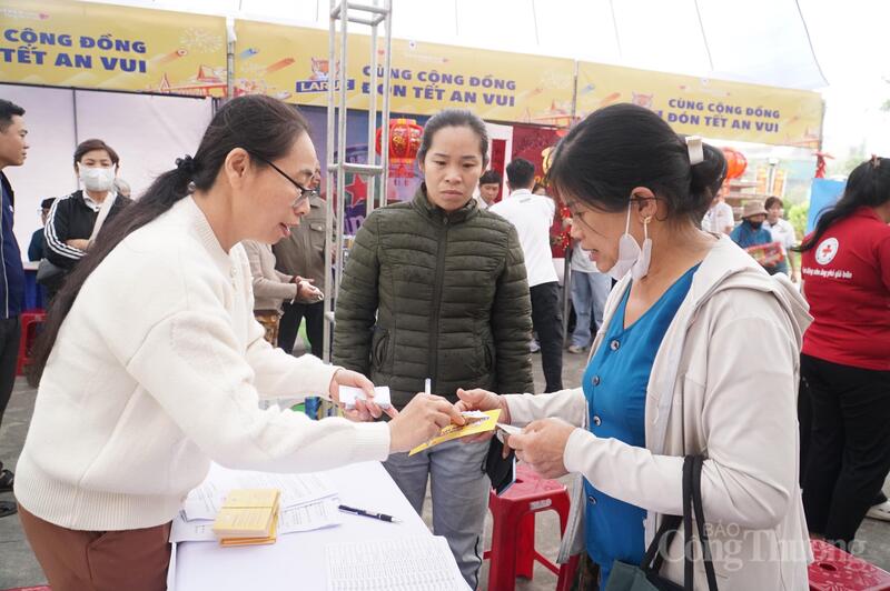 Phát phiếu mua hàng cho người dân.