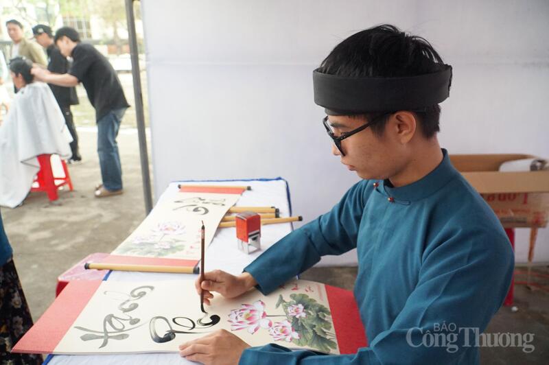 Ngoài được tặng phiếu mua hàng, các hộ dân còn được nhận các bức thư pháp ngày xuân miễn phí.