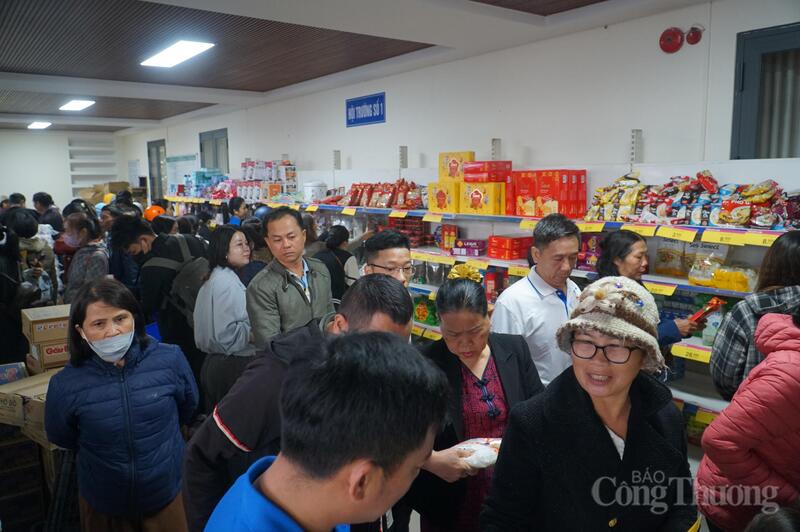 Không khí mua sắm phấn khởi tại chợ Tết nhân ái.