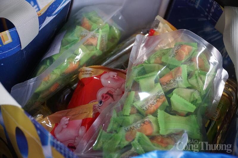Trong giỏ hàng của phần nhiều các hộ dân đều có những gói bánh kẹo để chuẩn bị cho tết Nguyên đán Bính Ngọ 2026.