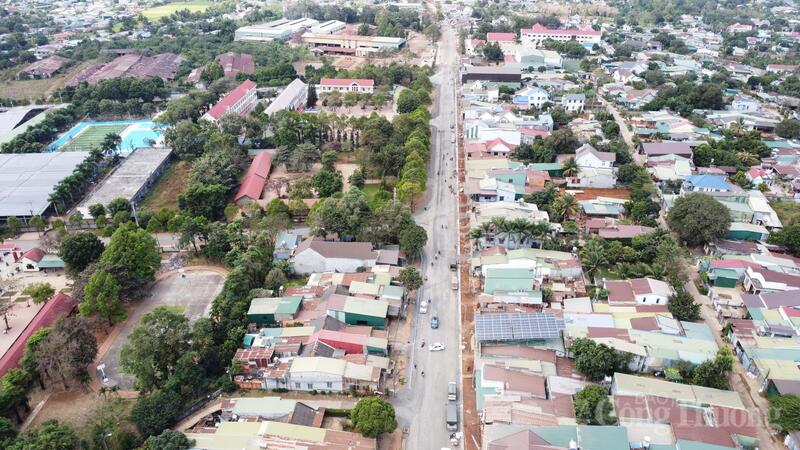Các hộ dân bàn giao mặt bằng thi công dự án đường Phan Huy Chú. Ảnh: Vũ Long