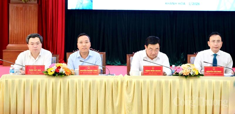 Thứ trưởng Bộ Công Thương Nguyễn Hoàng Long (thứ 2 từ trái sang) cùng chủ trì hội thảo. Ảnh: Diễm Thương.