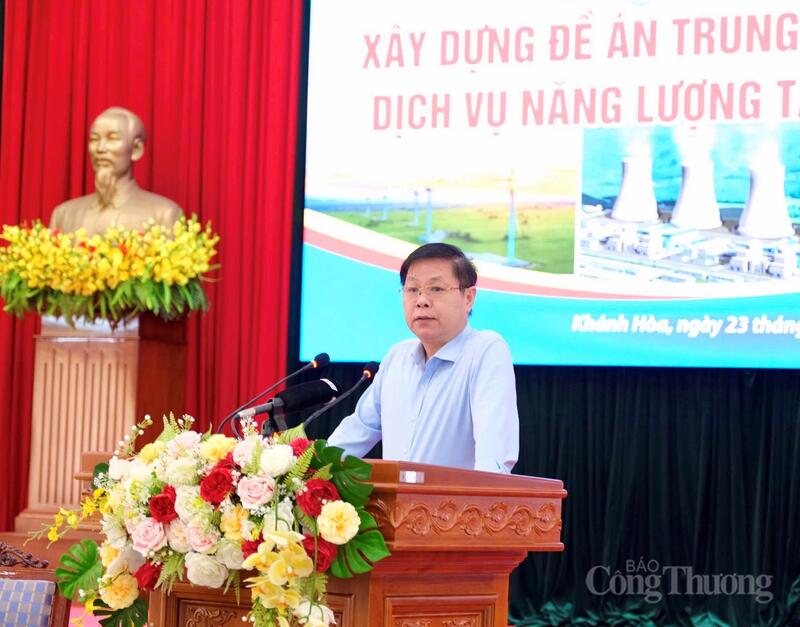 Ông Trần Hoài Trang, Phó Cục trưởng Cục Điện lực (Bộ Công Thương) trình bày tham luận. Ảnh: Diễm Thương
