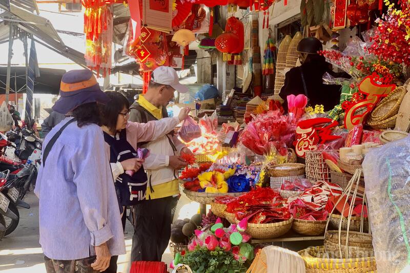 Thị trường mua sắm trang trí Tết đang vào cao điểm dịp tết Nguyên đán.