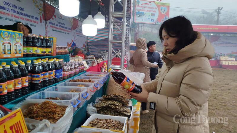 Bà Lê Thị Hồng Anh, Giám đốc Trung tâm Xúc tiến Đầu tư, Thương mại và Du lịch tỉnh Sơn La kiểm tra hàng hoá tại hội chợ.