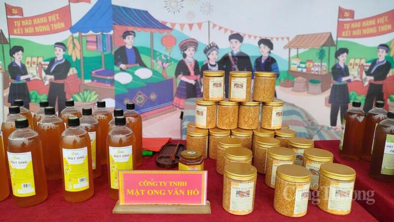 Sản phẩm mật ong Vân Hồ có mặt tại hội chợ.