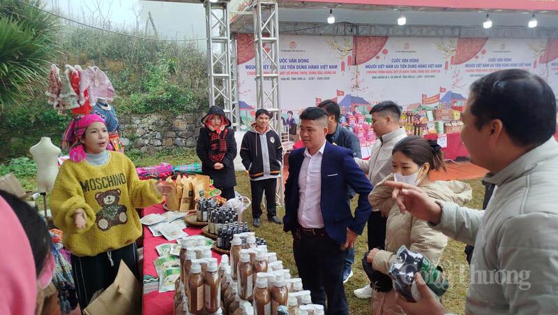 Người tiêu dùng kiểm tra thông tin hàng hoá tại hội chợ.