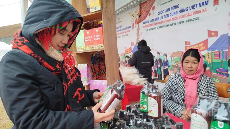 Người dân địa phương thăm quan, mua sắm tại hội chợ.