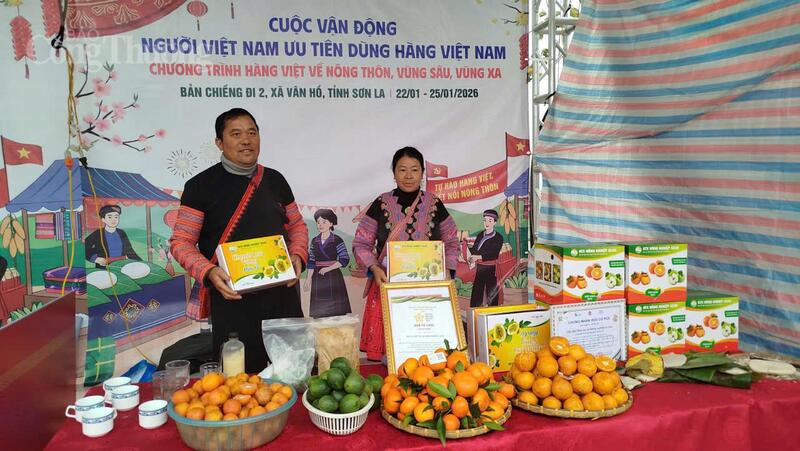 Ông Tráng A Cao giới thiệu sản phẩm OCOP tiêu biểu của tỉnh Sơn La.