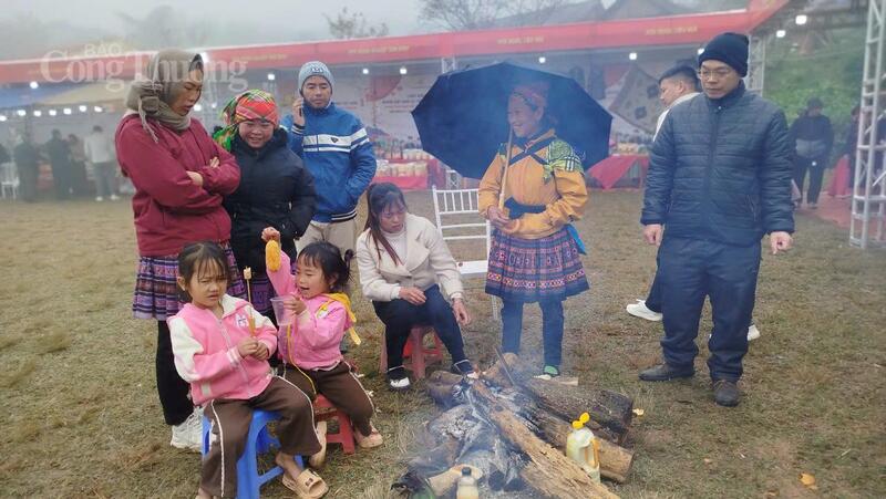 Thời tiết tại khu vực diễn ra hội chờ khá lạnh, người dân phải đốt lửa sưởi ấm.