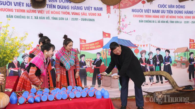 Sản phẩm cù quay chỉ có ở phiên chợ vùng cao.