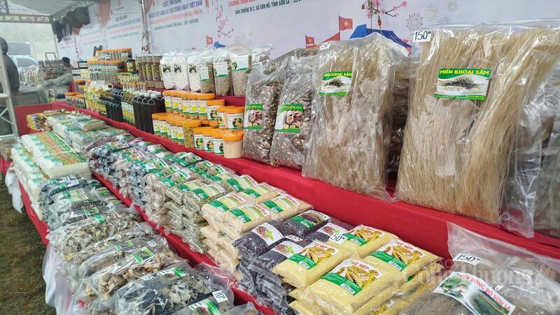Hội chợ với đa dạng các mặt hàng nông sản.