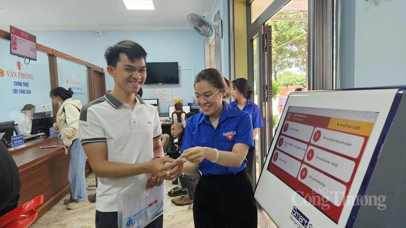 Cán bộ Trung tâm phục vụ hành chính công phường Tân Lập hỗ trợ người dân làm các thủ tục hành chính. Ảnh: Vũ Long