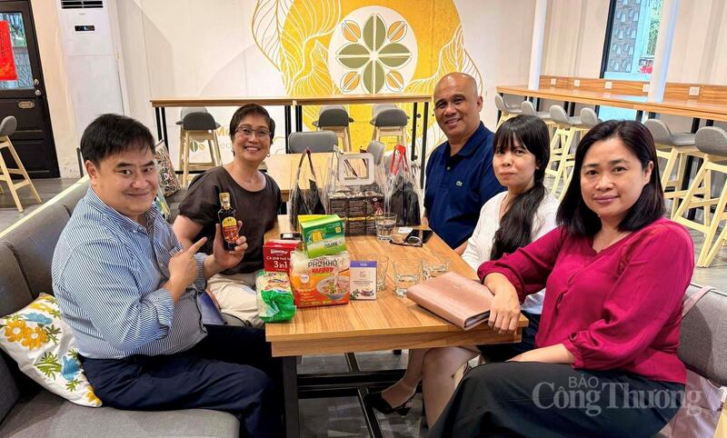 Tham tán thương mại Lê Phú Cường (trái ảnh) gặp gỡ giới thiệu quảng bá hàng Việt Nam đến các nhà phân phối Philippines.