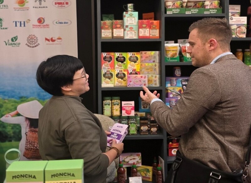 Doanh nghiệp Hà Lan hào hứng với các sản phẩm cà phê muối, bột trà xanh vị khoai lang, vị xoài của Việt Nam.