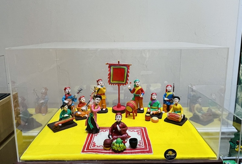 Nhiều bộ sản phẩm tò he được gắn mã QR để người mua tìm hiểu được câu chuyện phía sau. Ảnh: Thanh Hương