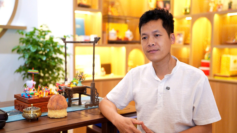 Nghệ nhân tò he Đặng Văn Hậu. Ảnh: Thái Mạnh