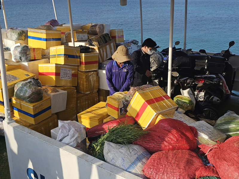 Các mặt hàng dồi dào, phong phú phục vụ nhu cầu đón Tết của người dân trên Lý Sơn. Ảnh: Nguyễn Dương