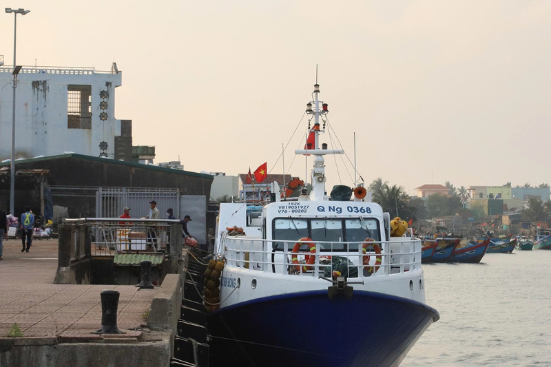 Hàng hóa liên tục được chuyển ra đặc khu Lý Sơn trong những ngày này. Ảnh: Nguyễn Dương