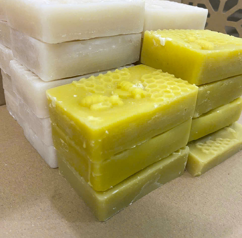 Nguyên liệu sạch, thân thiện với môi trường là một trong những nguyên nhân khiến khách hàng ưa chuộng nến sáp ong. Ảnh: Mai Liễu