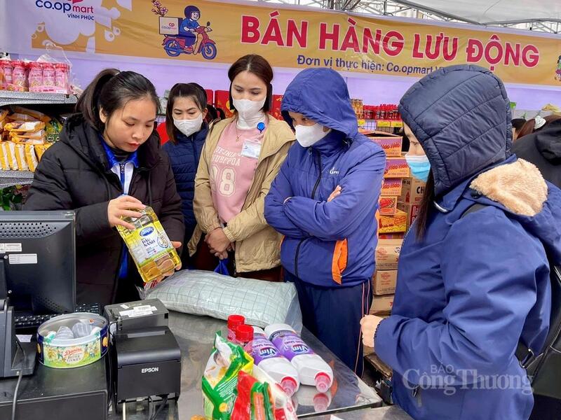Nhiều mặt hàng phong phú trong khu vực, góp phần giúp công nhân giảm bớt thời gian di chuyển và chi phí sinh hoạt trong dịp Tết.