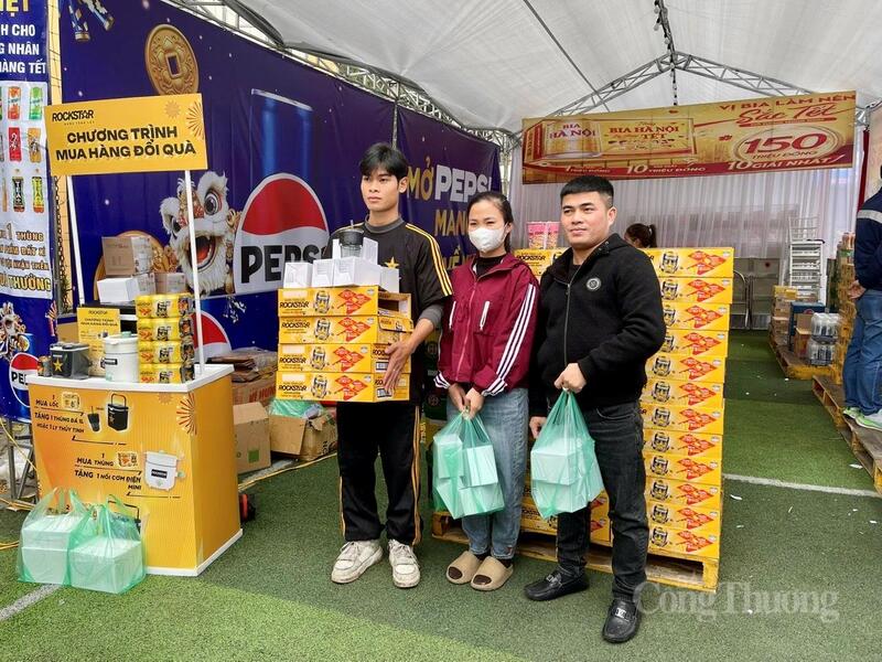 Nhiều công nhân trong các khu công nghiệp nô nức tới các gian hàng mua sắm.