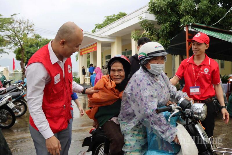 Nụ cười rạng rỡ của các hộ khó khăn khi nhận những phần quà Tết