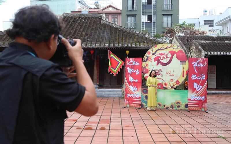 Các cô check-in chuẩn bị đón tết Nguyên đán Bính Ngọ 2026 trong tà áo dài duyên dáng.