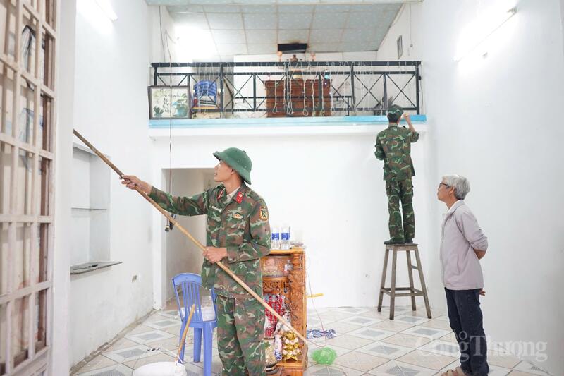 Tết cổ truyền đã cận kề, qua 1 năm mưa nhiều, ngôi nhà nhỏ của ia đình ông Lê Văn Nam (hộ nghèo, tổ 27, phường Hòa Khánh) đã bị nấm mốc, nước sơn xuống màu nhưng chưa được sơn sửa do chi tiêu trong nhà eo hẹp.