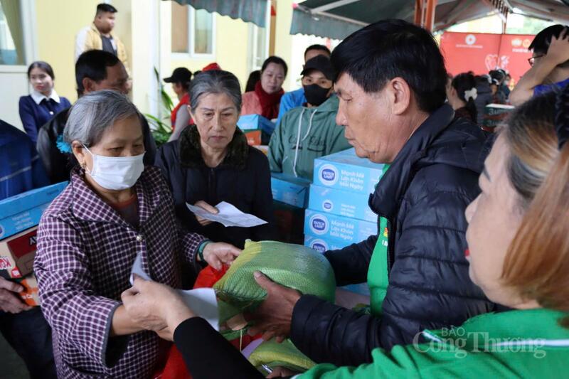 Mỗi phần quà gồm 10kg gạo, 2 thùng mỳ tôm, một thùng sữa, combo bánh, combo thịt hộp cá hộp xúc xích, combo đồ vệ sinh.