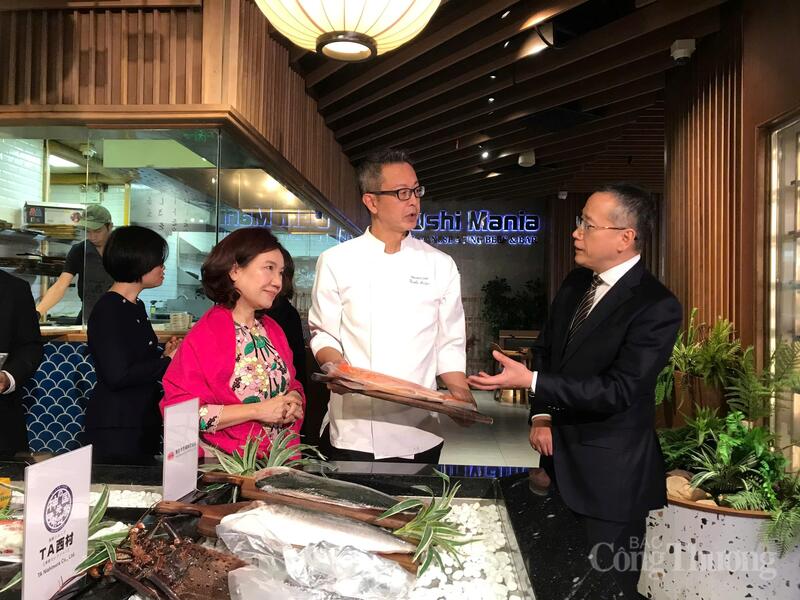 Ông Haruhiko OZASA, bà Lê Vân Mây và bếp trưởng Ariga trao đổi về cơ hội hợp tác, lan toả các giá trị ẩm thực Nhật Bản tại Việt Nam. Ảnh: Hoa Quỳnh