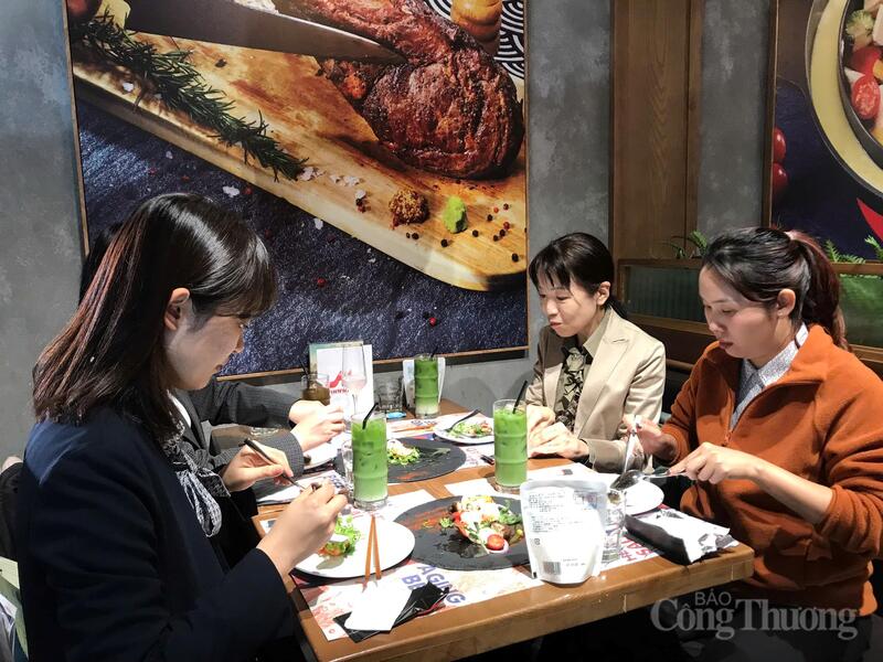 Các đại diện doanh nghiệp Việt Nam - Nhật Bản trải nghiệm ẩm thực Nhật Bản. Ảnh: Hoa Quỳnh