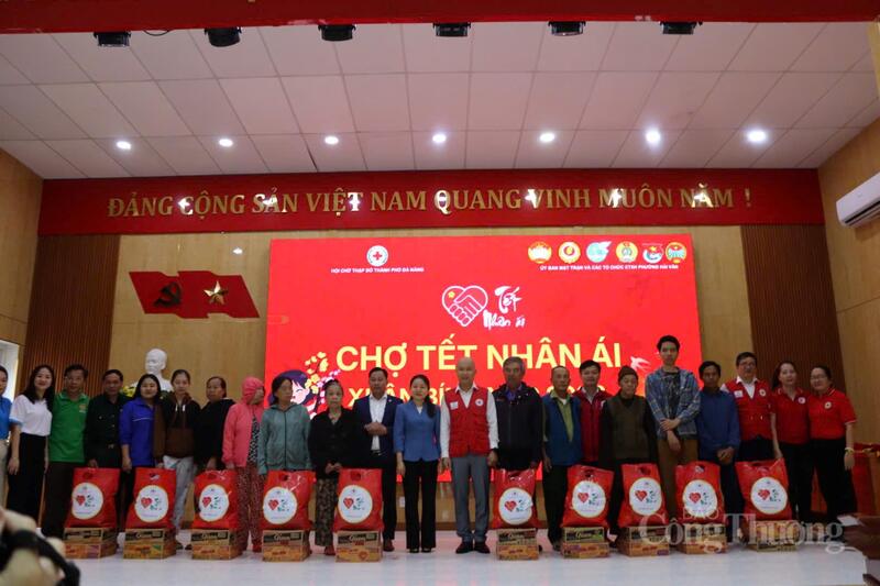 Cũng trong sáng 24/1, bằng nguồn vận động, Hội Chữ thập đỏ TP. Đà Nẵng đã tổ chức chợ Tết 0 đồng, trao quà cho 300 hộ nghèo, hộ khó khăn trên địa bàn phường Hải Vân.