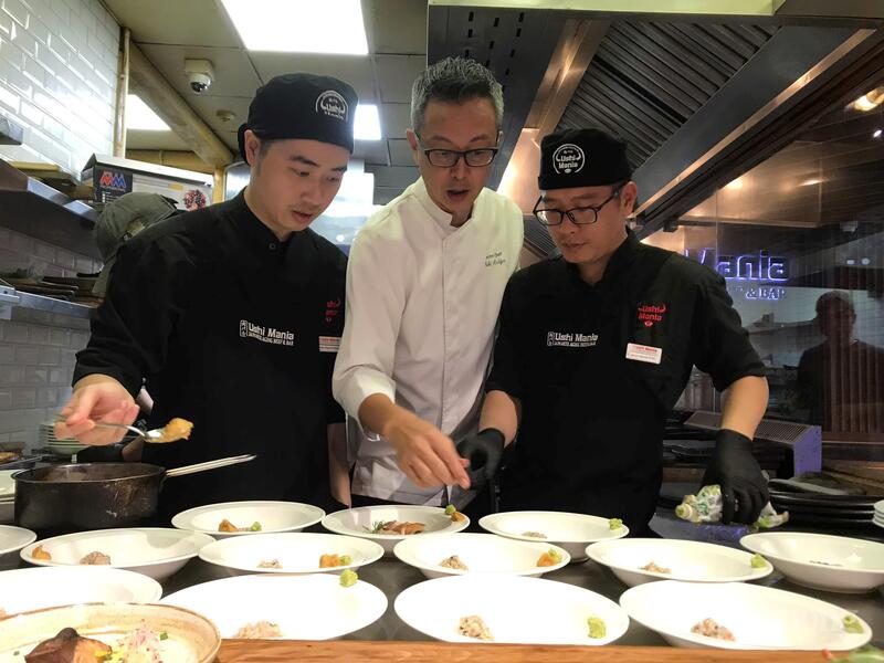 Bếp trưởng Ariga trực tiếp chế biến và giới thiệu các món ăn từ nguyên liệu Nhật Bản. Ảnh: Hoa Quỳnh