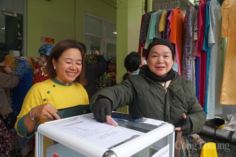 Không chỉ phụ nữ khó khăn, nhiều cô, chị đến mua sản phẩm và ủng hộ chương trình bằng cách quyên góp tiền nhiều hơn so với giá niêm yết.