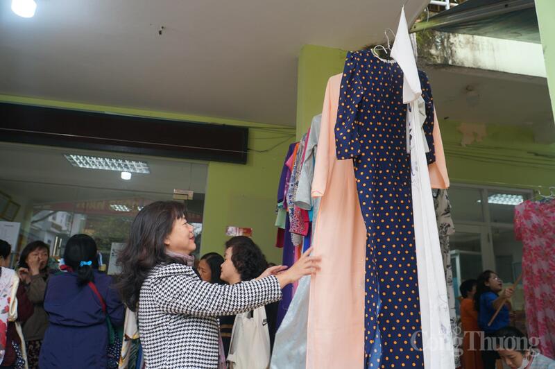 Hàng trăm áo dài với mẫu mã, kích thước khác nhau được phân loại cụ thể để dễ dàng lựa chọn.