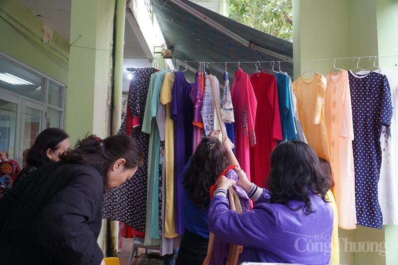 Các bà, các chị lựa cho mình những tà áo dài ưng ý.